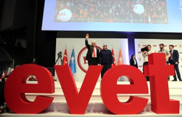 Binali Yıldırım, Referandum Startını Necip Fazıl ve Nazım Hikmet'le Verdi