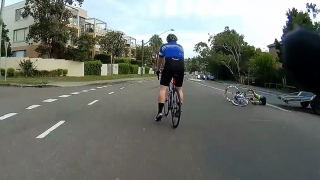 Un cycliste se fait percuter par une remorque