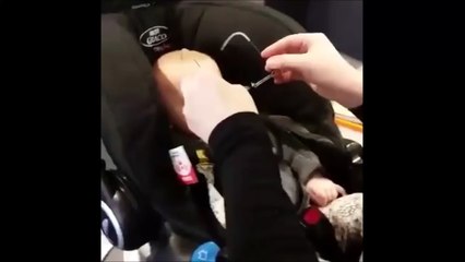 Vede per la prima volta il volto della madre, la reazione del piccolo Emil