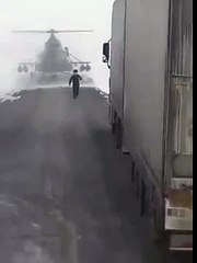 Ce pilote d'hélicoptère atterrit sur une auto-route, pour demander son chemin...