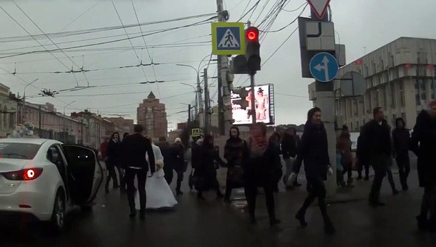 Après une violente dispute à un feu rouge, ces nouveaux mariés se séparent en pleine rue