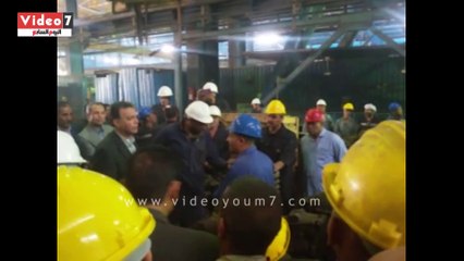 بالفيديو وزير النقل لأحد العمال  : أحيك على حبك لبلدك وباريت كل الناس زيك