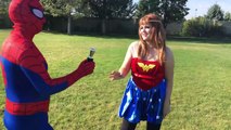 Spiderman Besos Rana Congelada Elsa vs Maléfica Broma Divertida de Superhéroes de los Niños En la Vida Real En