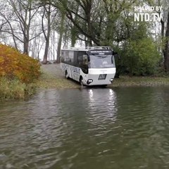 Riverbus - This is the COOLEST bus I've ever seen!! || Riverbus - este é o automóvel mais legal que eu já vi!!