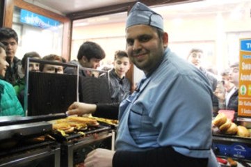 Yoğun İlgiyle Karşılaşan Tostçu Erol, Artık Randevu Usulü Tost Satacak