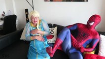 Congelados Elsa POO BOLAS de COLORES con EMBARAZADAS Rosa SpiderGirl vs Joker Superhéroe de la Diversión en el Real