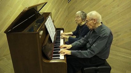 Âgés de 90 ans tous le deux, ce couple nous séduit agréablement en jouant du piano