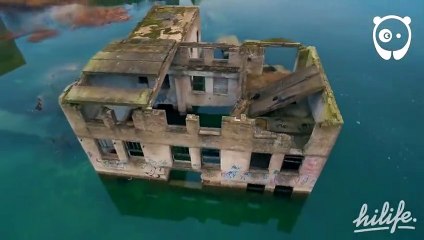 Patiner sur un lac gelé recouvrant une ancienne prison : magnifique