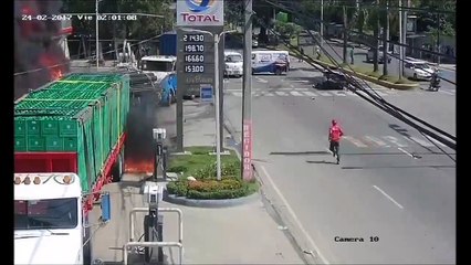 momento en que patana choca con bomba de gasolina