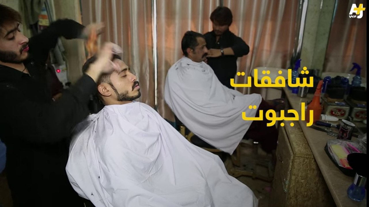 ‫باكستاني يحلق للزبائن بالنار‬