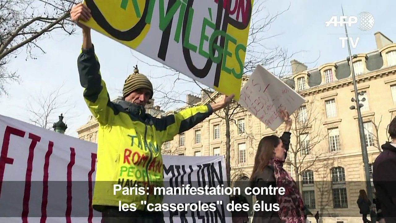 Paris: manifestation contre les "casseroles" des élus