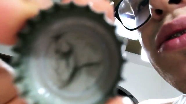 Un jeune homme découvre une souris morte dans sa bouteille de Coca-Cola