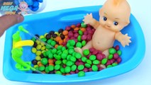 Learn Colours Baby Doll Bath Time M&Ms Skittles Candy Surprise Toys Ben and Holly Little Kingdom