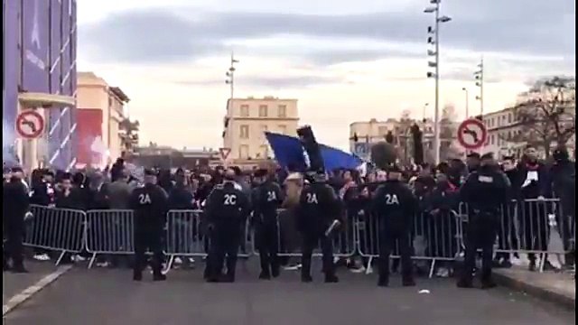 Les Ultras parisiens mettent le feu pour le départ des joueurs à Marseille !