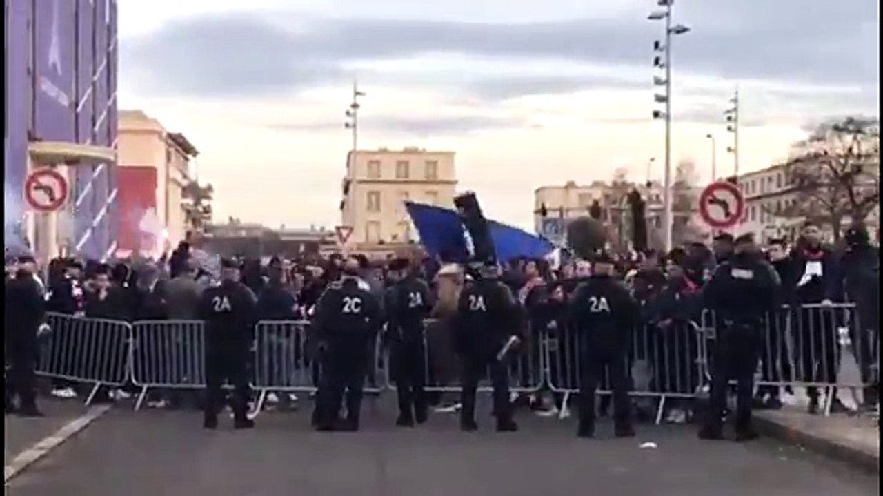 Les Ultras parisiens mettent le feu pour le départ des joueurs à Marseille !