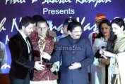 Rekha Gives 4th Yash Chopra Memorial Award To SRK