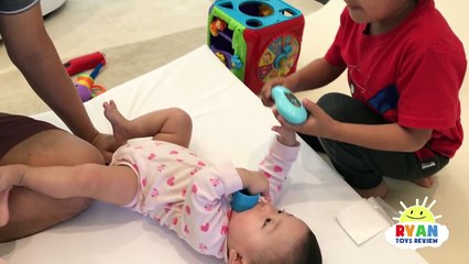 Doc McStuffins Ryan Twin Babies Check Up Gives Tummy needle Shot and farting bab