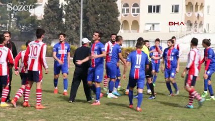 Kendisine faul yapan rakibine kafa attı