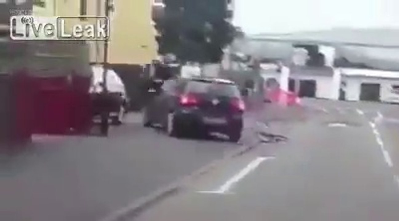 Il voit un cycliste et lui rentre volontairement dedans