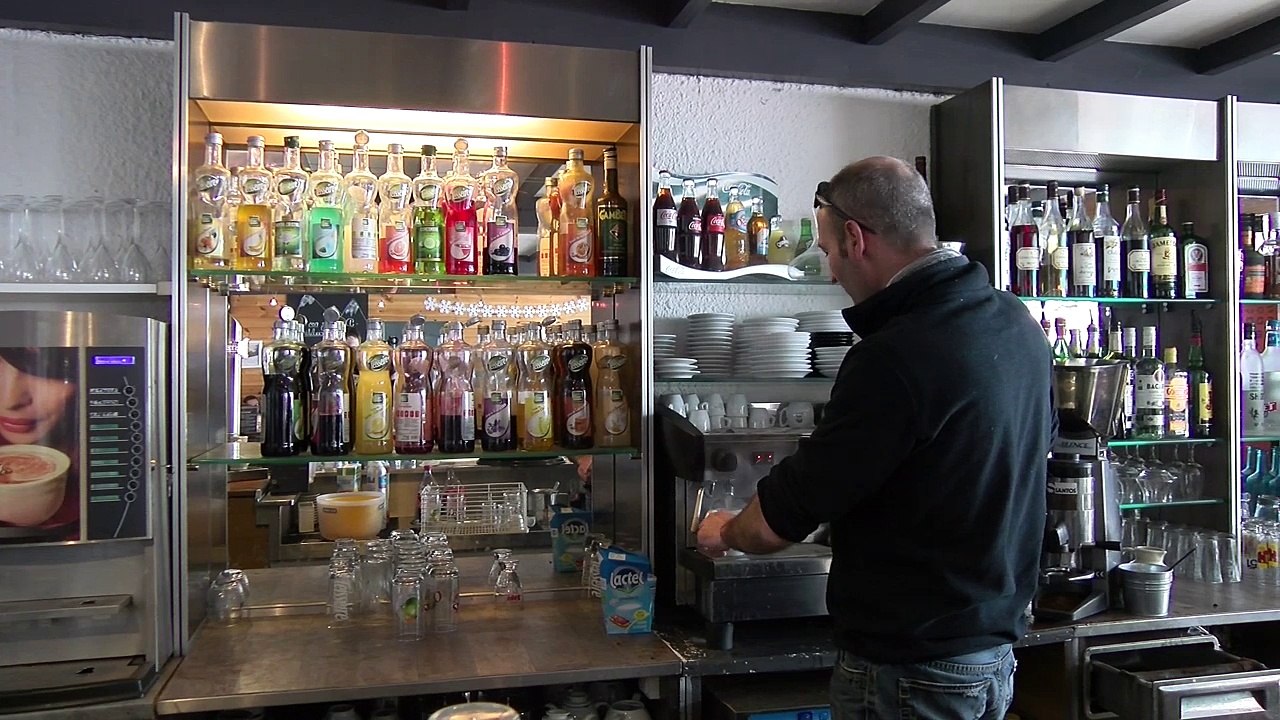 Hautes-Alpes : on profite du soleil au pied des pistes au Petit Chamois à Puy-Saint-Vincent