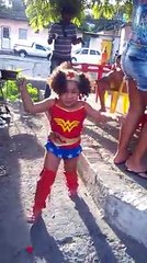 criança de 3 aninhos dançando (metralhadora)