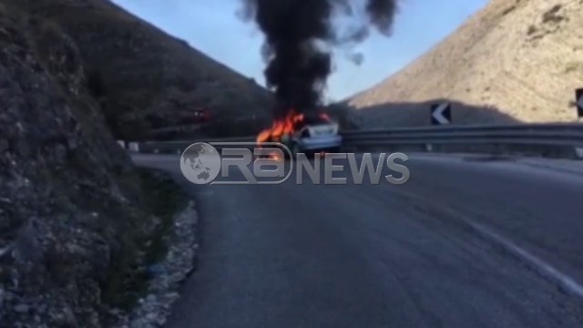 Ora News - Automjeti në lëvizje përfshihet nga flakët në Qafën e Muzinës