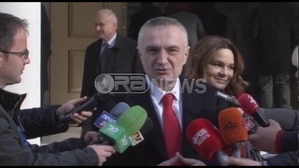 Ora News –Politikanët urojnë Krishtlindjen