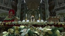 Besimtarët katolikë kremtojnë Krishtlindjet, festa nën masa të rrepta sigurie