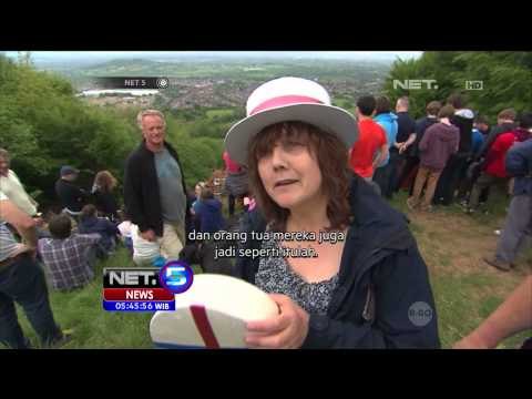 Tradisi lomba meluncur dari bukit mengejar keju di Inggris - NET5
