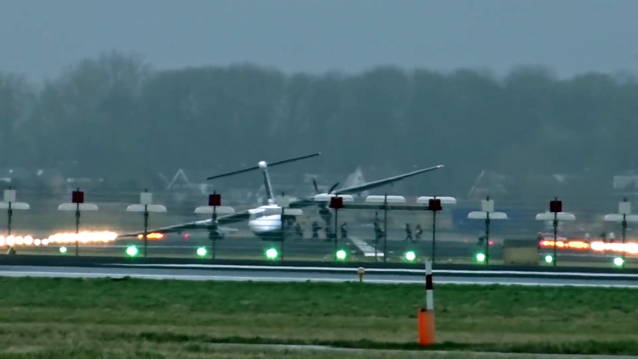 Amsterdam : Un avion loupe totalement son atterissage