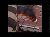 Report TV - Tiranë, zjarr në një apartament rrezikohen banorët