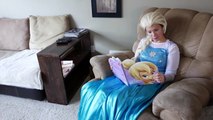 Congelados Elsa vs Maléfica vs El Genio de Elsa se convierte en Poco Elsa | Superhéroe de la Vida Real