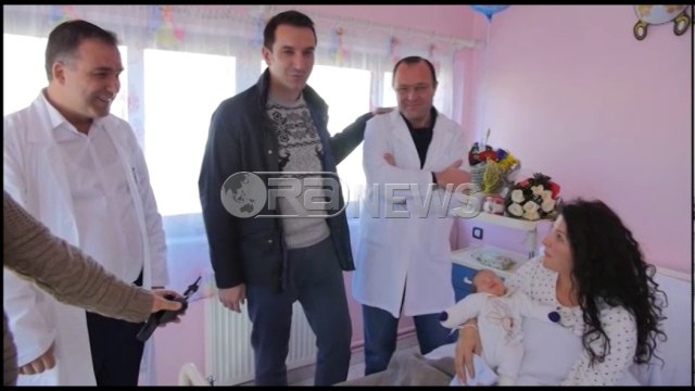 Ora News –Veliaj dhuron bonusin 5 mijë lekë për 2 fëmijët e parë të 2017