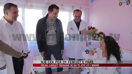 Një çek për dy fëmijët e parë të 2017 - News, Lajme - Vizion Plus