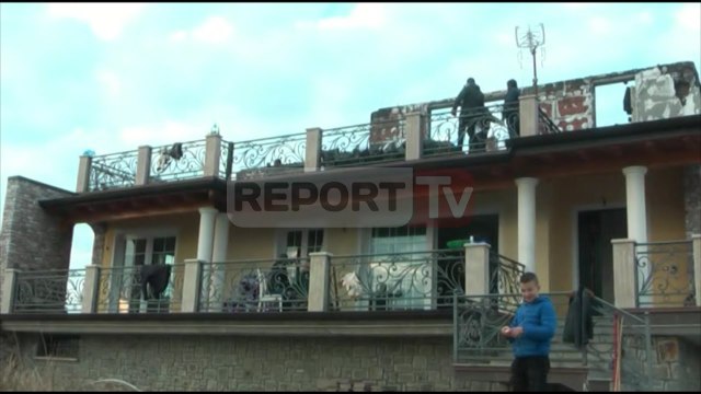 Report TV - Mamurras, zjarr në një vilë trekatëshe, nuk ka të lënduar