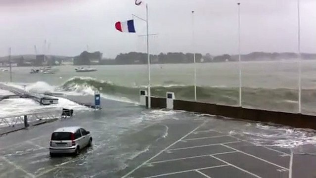 La Trinité-sur-Mer. Une voiture emportée par une vague