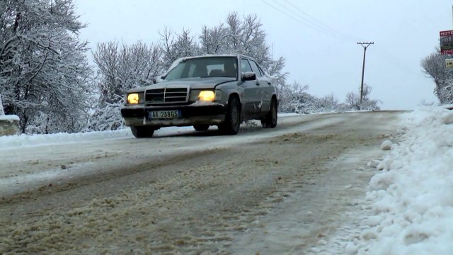 Pas dëborës vjen akulli, 90 fshatra mund të bllokohen - Top Channel Albania - News - Lajme