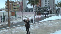 Report TV - Zbardhet bregdeti, pas shumë vitesh bie bora e parë në Durrës