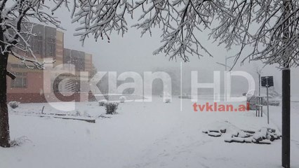 Acari dhe dëbora mbulojnë Shqipërinë