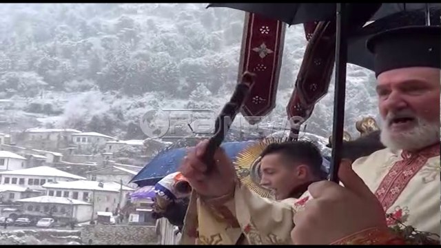 Dita e Ujit te Bekuar -Berat, sfidojnë të ftohtin e borën, hyjnë në Osum të marrin kryqin