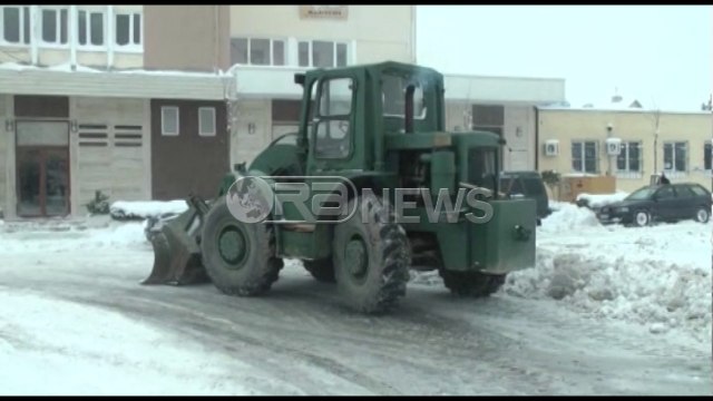 Reshjet e borës, ushtria ndërhyn në Kukës. Rikthehet energjia