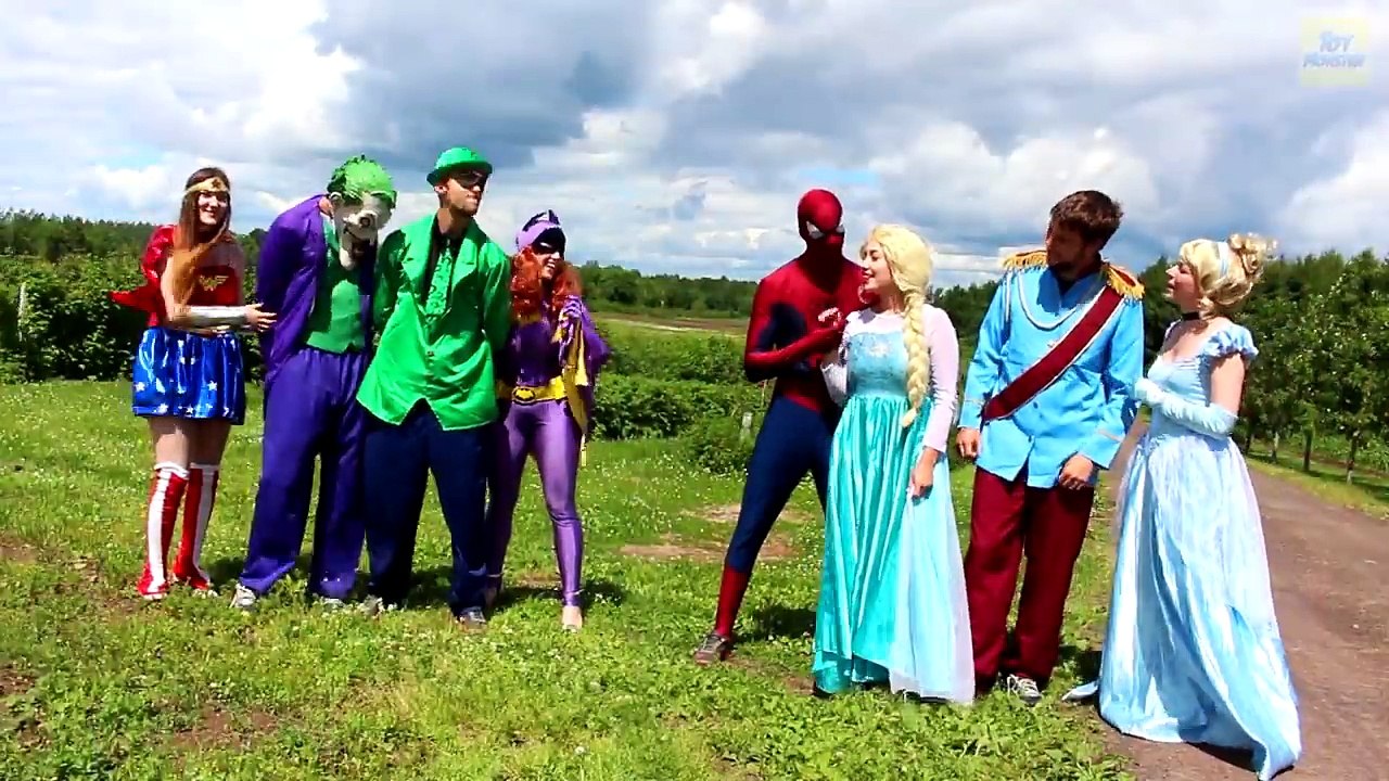 Spiderman vs Spiderman! w/ Frozen Elsa y Rosa Spidergirl, Maléfica, Joker, Superman y Ca