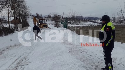 Dhjetra fshatra të bllokuar nga bora