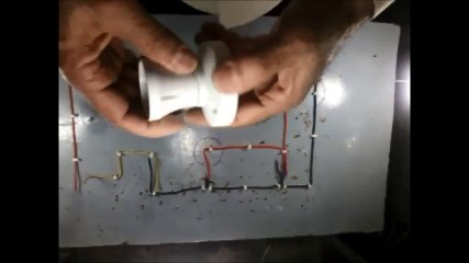 ربط دائره كهربائيه مركبه مكونه من مصباحين على التوالي ومصباحين على التوازي