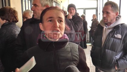 Report TV - Nuk u japin certifikata, protestojnë banorët e Babrroit dhe Paskuqanit