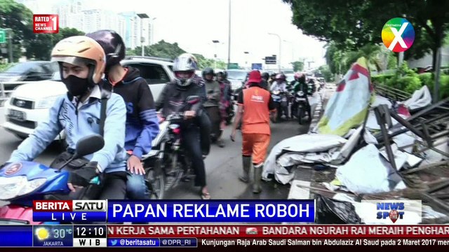 Pemprov DKI Bersihkan Baliho Roboh