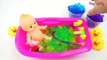 Aprender los Colores Bebé de la Muñeca de la Hora del Baño con ORBEEZ y M&M de Chocolate Sorpresa Juguetes de Peppa Pig de la Pata