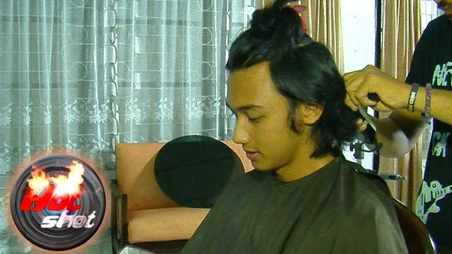 Caesar Hito Pangkas Rambut Gondrongnya - Hot Shot 26 Februari 2017