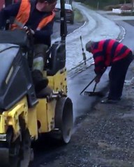 Un homme en colère fait tout pour rendre fou un ouvrier qui refait la route