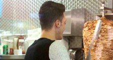 Mesut Özil, Londra'da Türk Restoranında Döner Kesti, Mutluluktan Uçtu